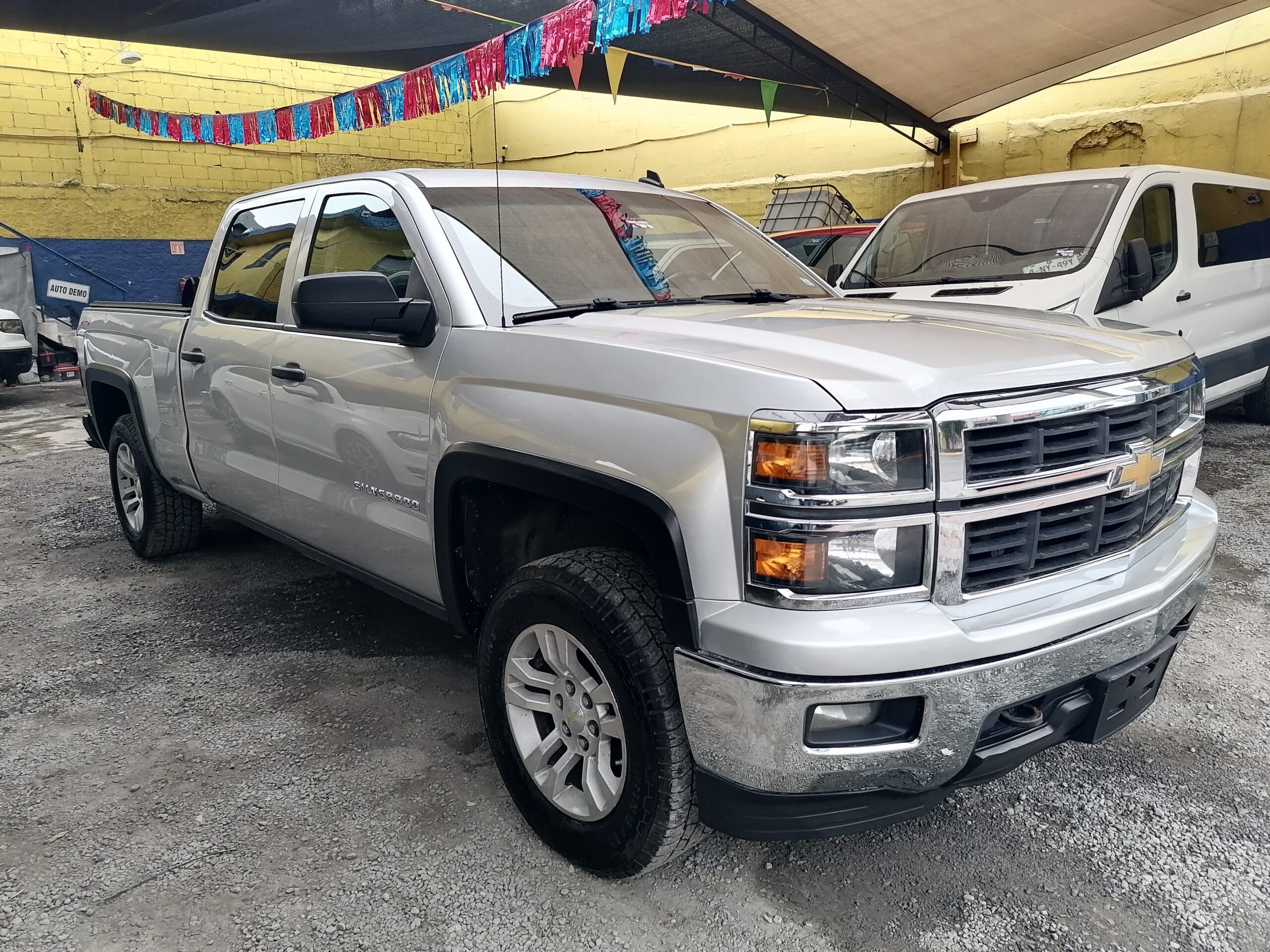 Chevrolet SILVERADO 4X4 DOBLE CABINA - Image 4